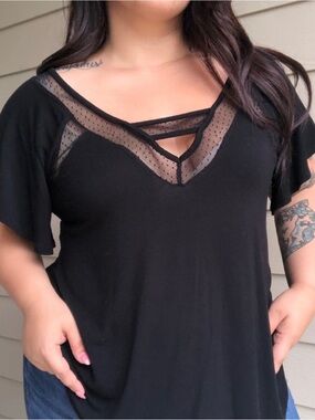 BKE Red Black Short Sleeve V-Neck Top with Mesh & Strappy Detail Size Medium